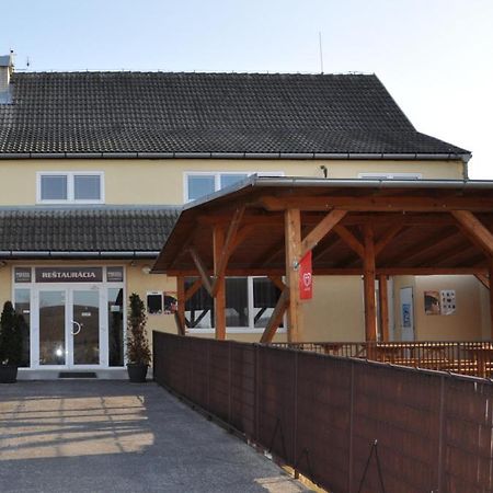 Sport Hotel Ostrov Trenčín Екстериор снимка