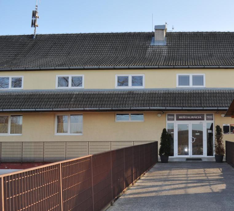Sport Hotel Ostrov Trenčín Екстериор снимка